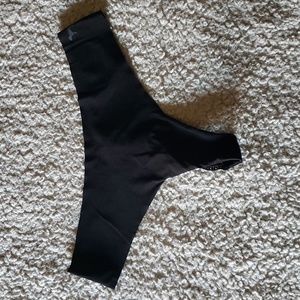 NWOT VS PINK Low Rise Solid Seamless Scalloped Star V-Cut Lace Back Thong Panty